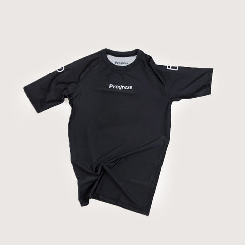 Progress Academy Rashguard- Manga Corta- Negro